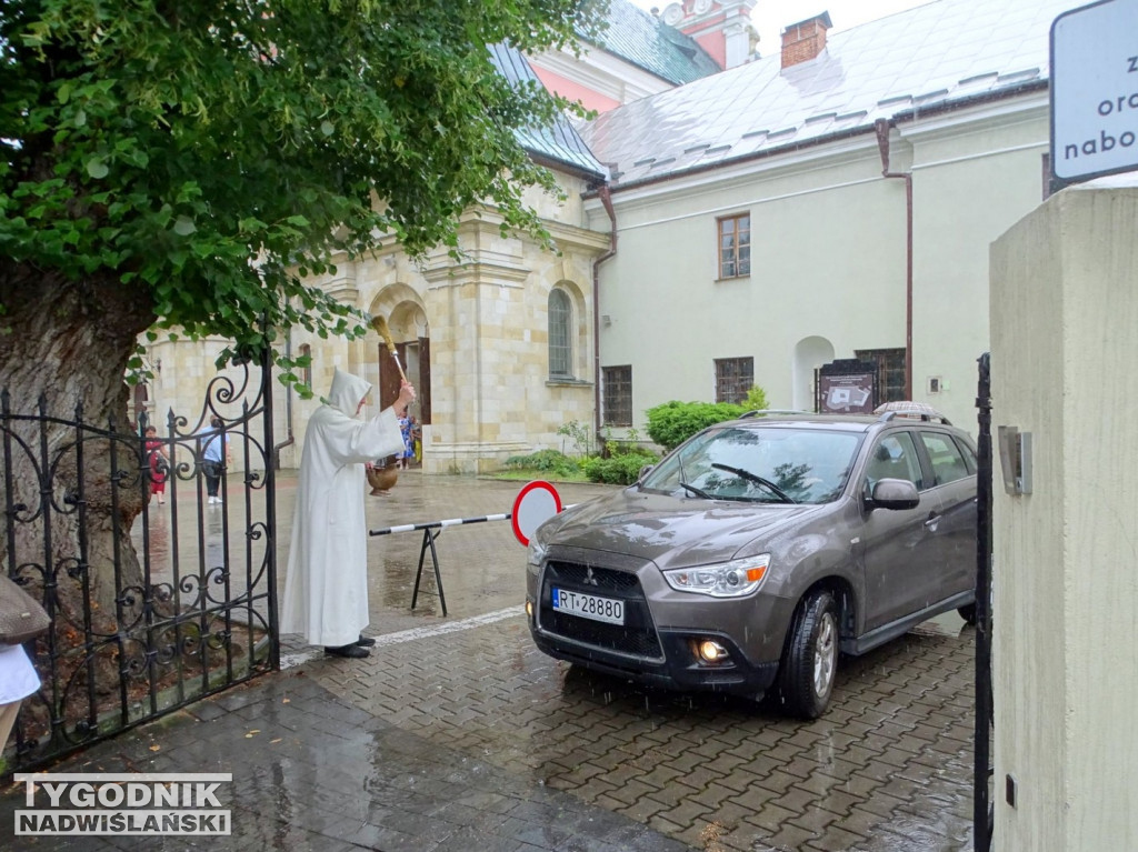 Święcenie pojazdów u dominikanów w Tarnobrzegu