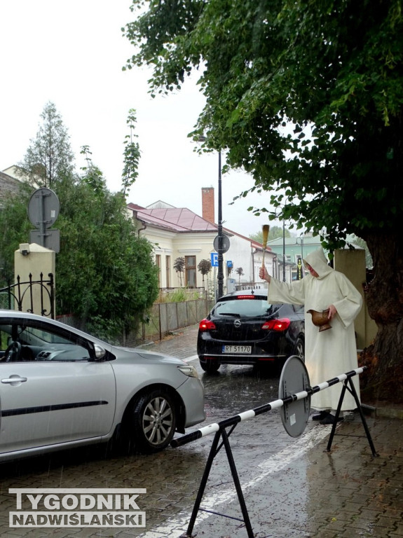 Święcenie pojazdów u dominikanów w Tarnobrzegu
