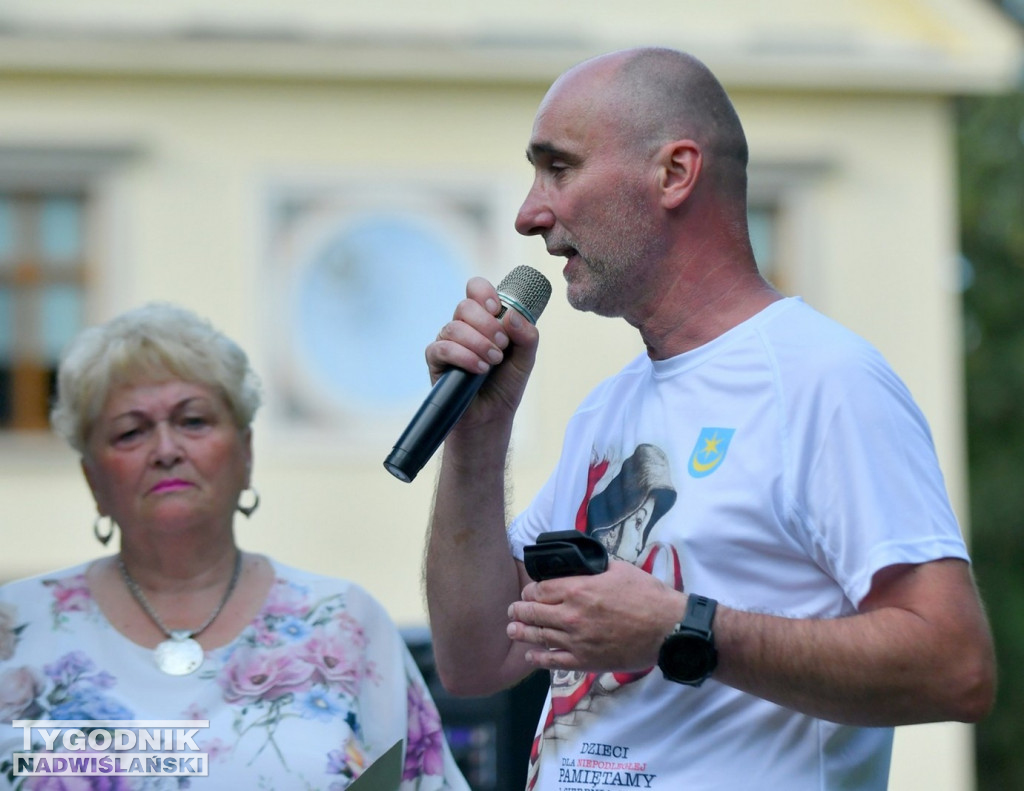 1 sierpnia - patriotyczne bieganie w parku dzikowskim