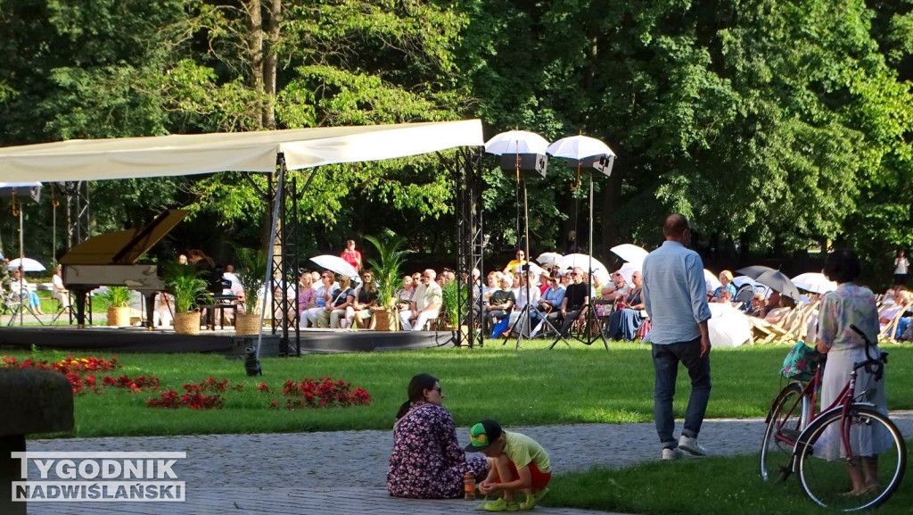 Koncert chopinowski w parku dzikowskim w Tarnobrzegu