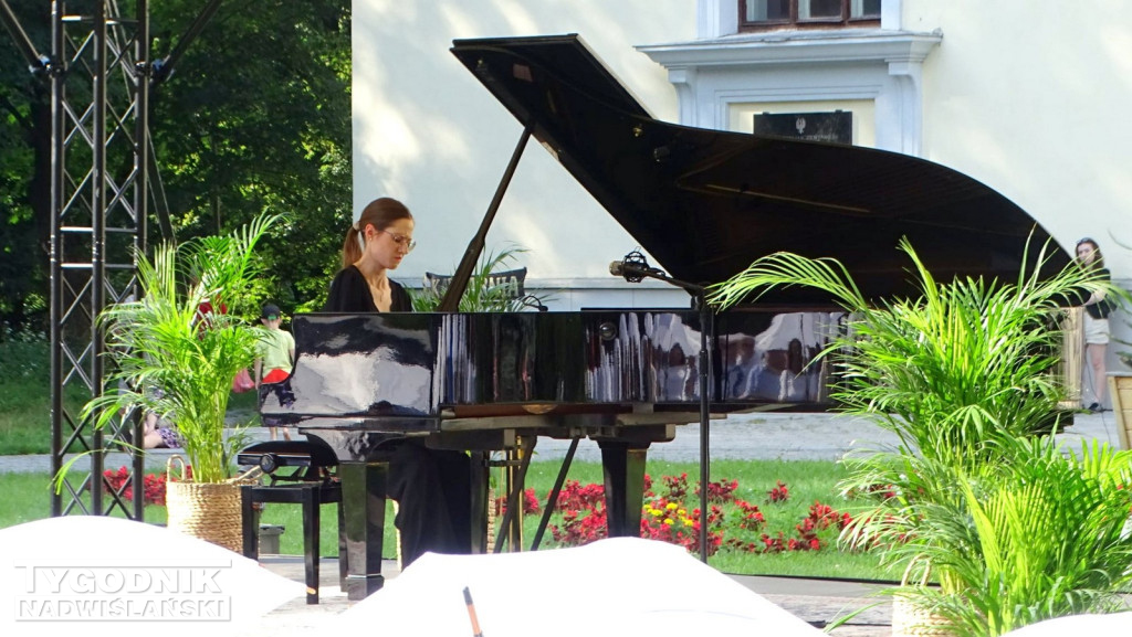 Koncert chopinowski w parku dzikowskim w Tarnobrzegu