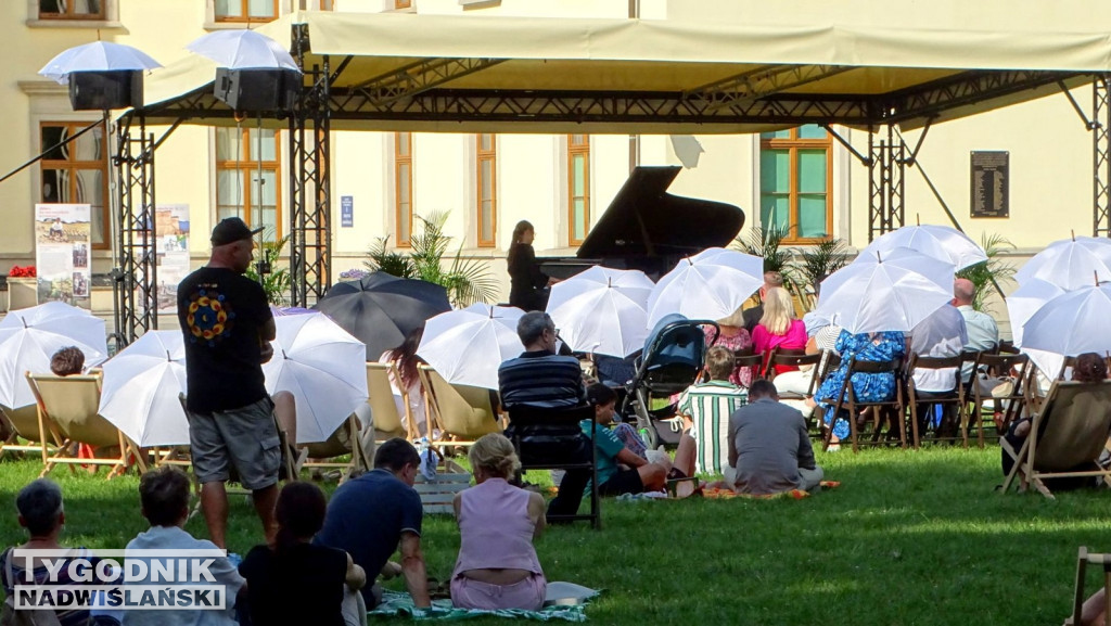Koncert chopinowski w parku dzikowskim w Tarnobrzegu