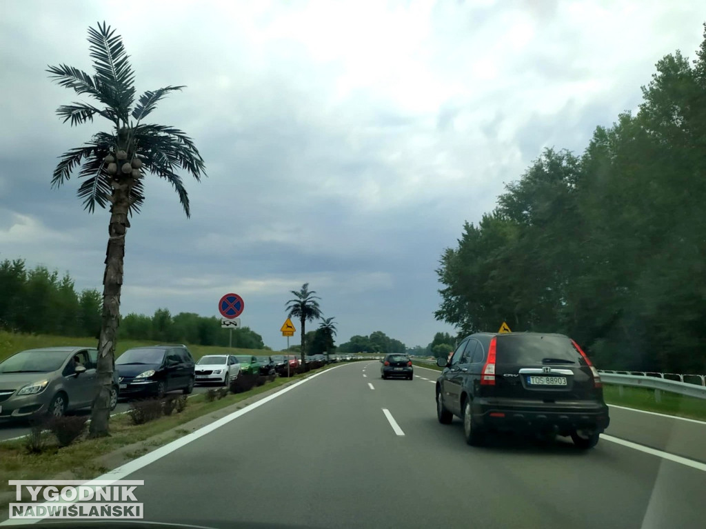 Korki przy wjeździe nad Jezioro Tarnobrzeskie