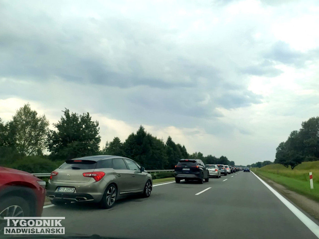 Korki przy wjeździe nad Jezioro Tarnobrzeskie