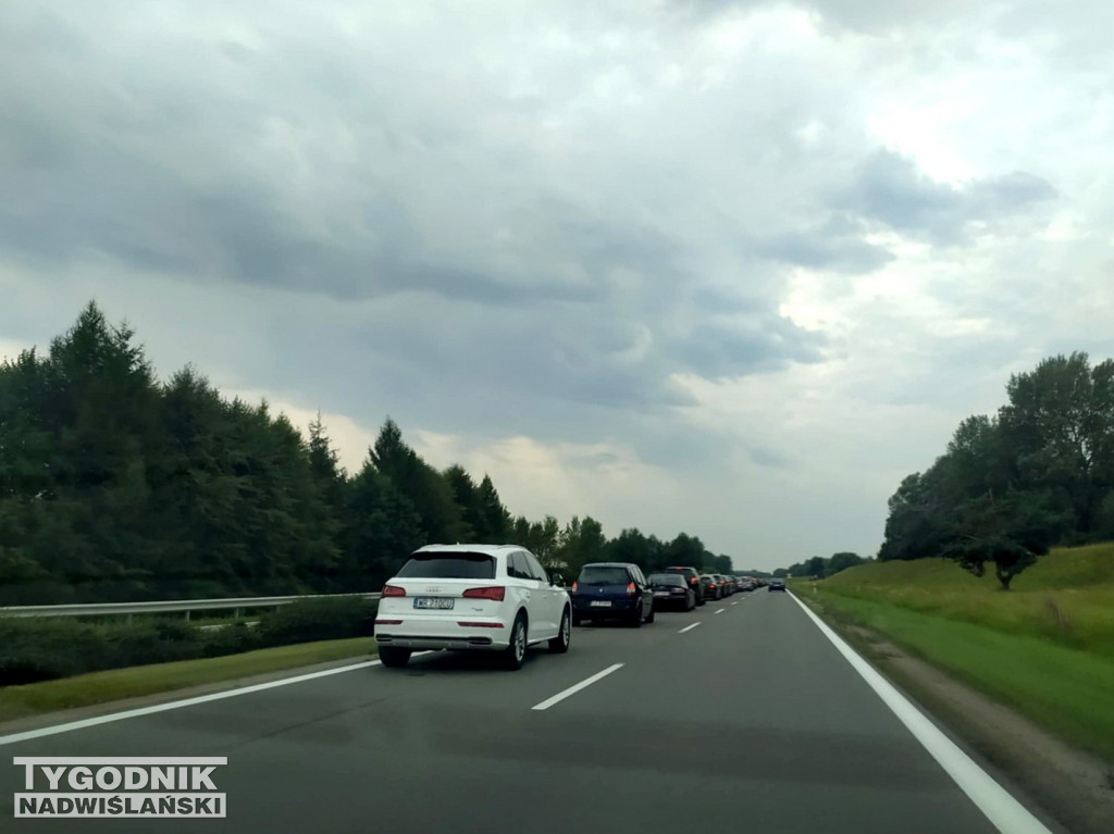 Korki przy wjeździe nad Jezioro Tarnobrzeskie