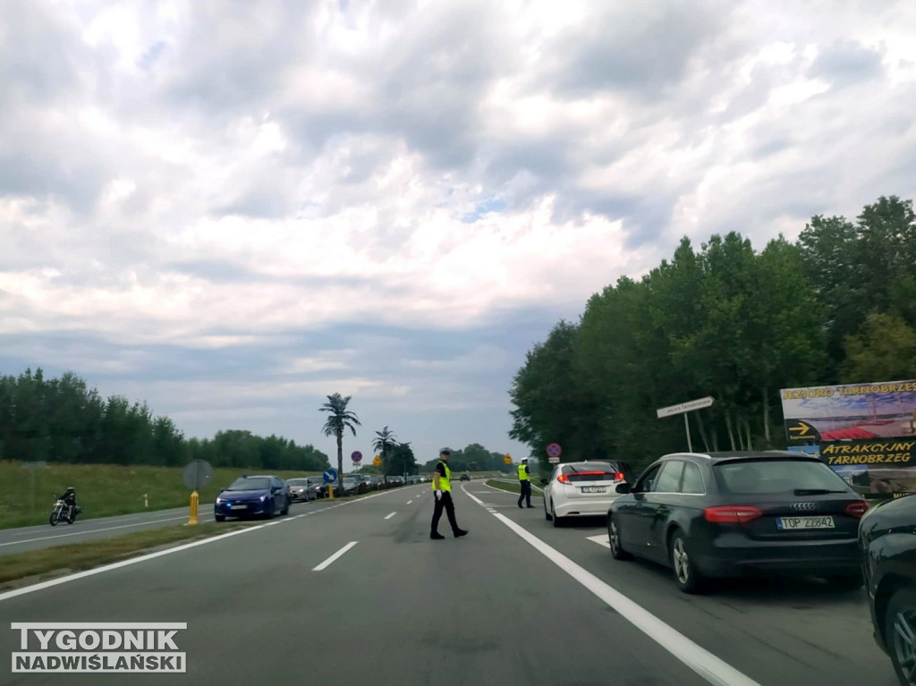 Korki przy wjeździe nad Jezioro Tarnobrzeskie
