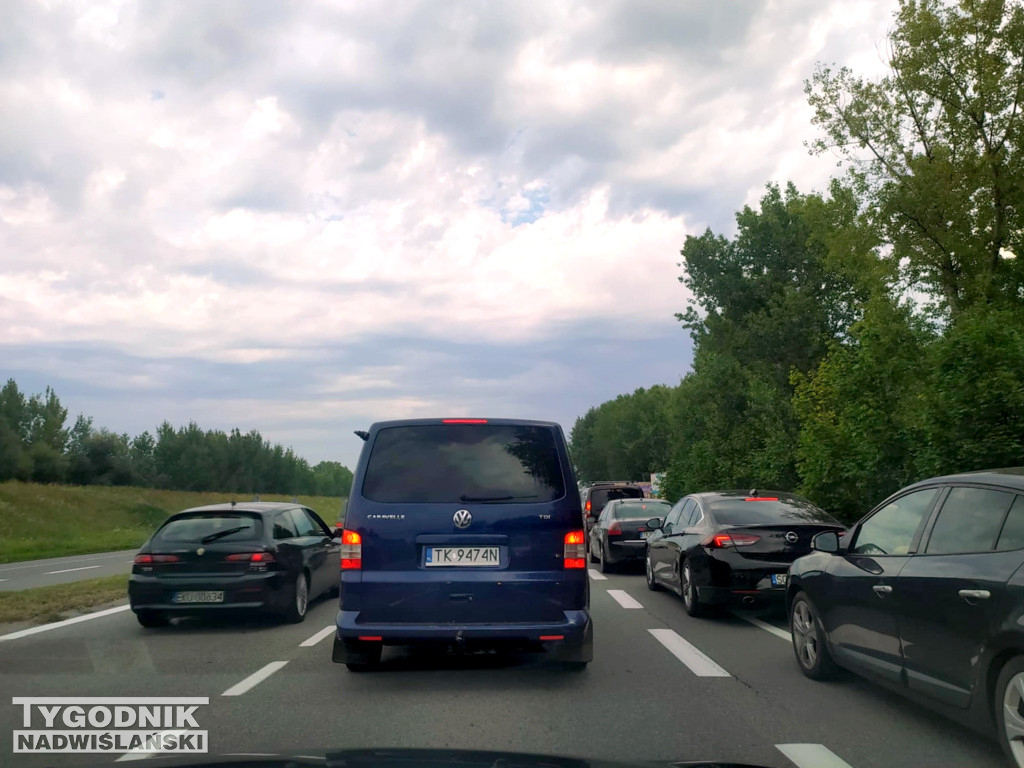 Korki przy wjeździe nad Jezioro Tarnobrzeskie