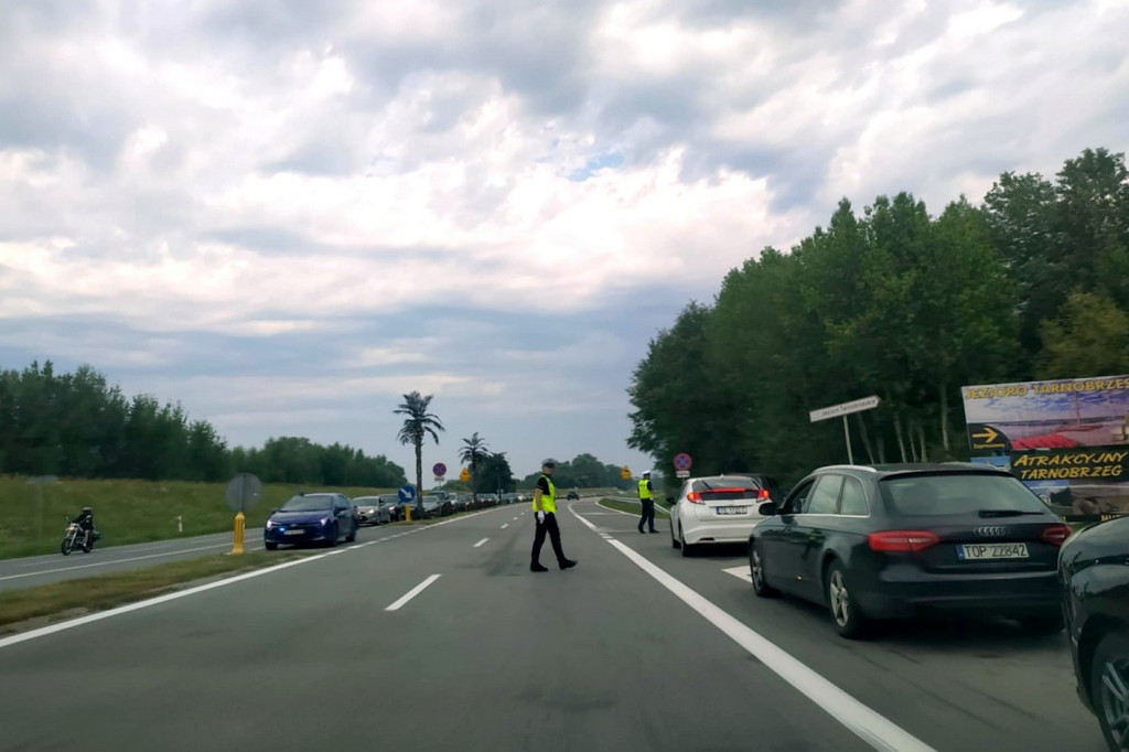 Korki przy wjeździe nad Jezioro Tarnobrzeskie
