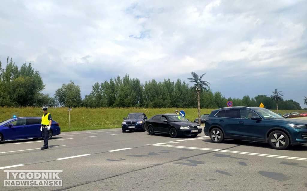 Korki przy wjeździe nad Jezioro Tarnobrzeskie
