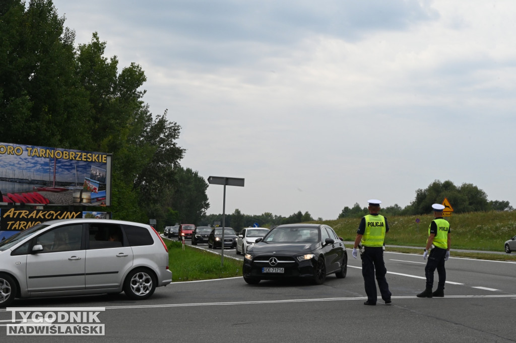 Korki przy wjeździe nad Jezioro Tarnobrzeskie