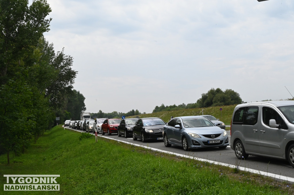 Korki przy wjeździe nad Jezioro Tarnobrzeskie