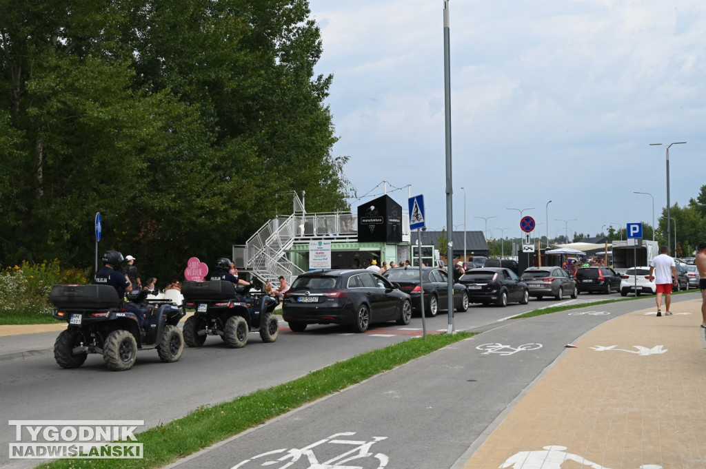 Korki przy wjeździe nad Jezioro Tarnobrzeskie