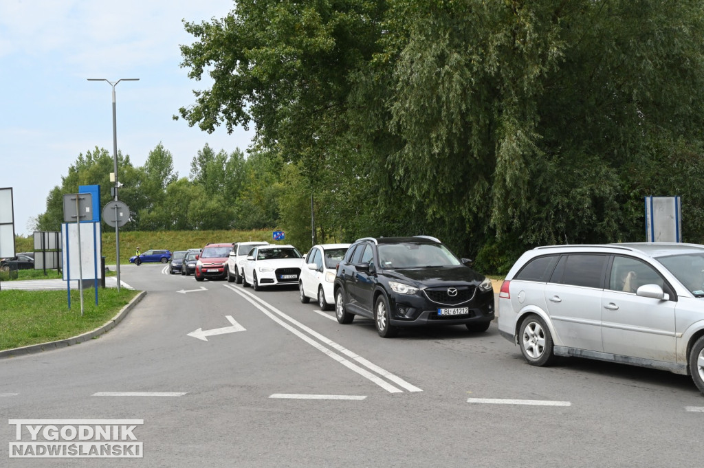 Korki przy wjeździe nad Jezioro Tarnobrzeskie
