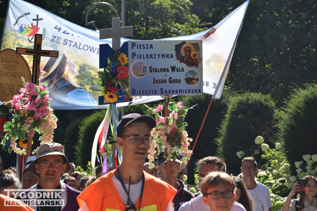 Wejście pielgrzymki na Jasną Górę