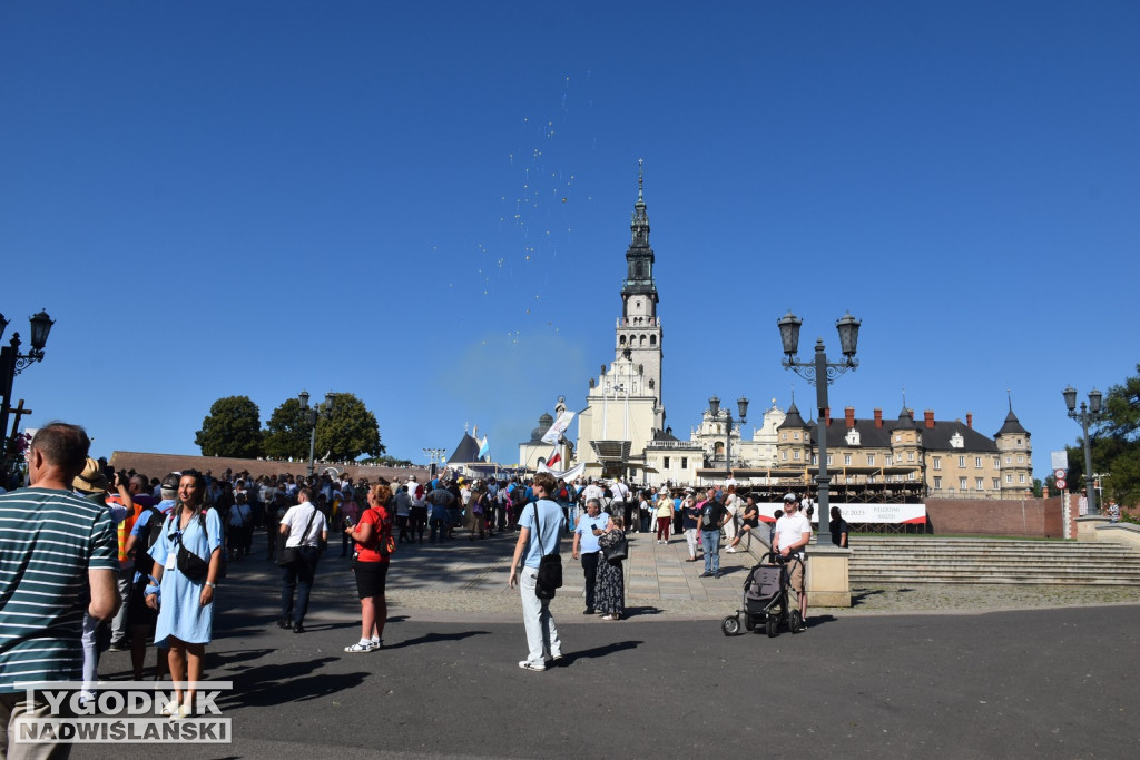 Wejście pielgrzymki na Jasną Górę