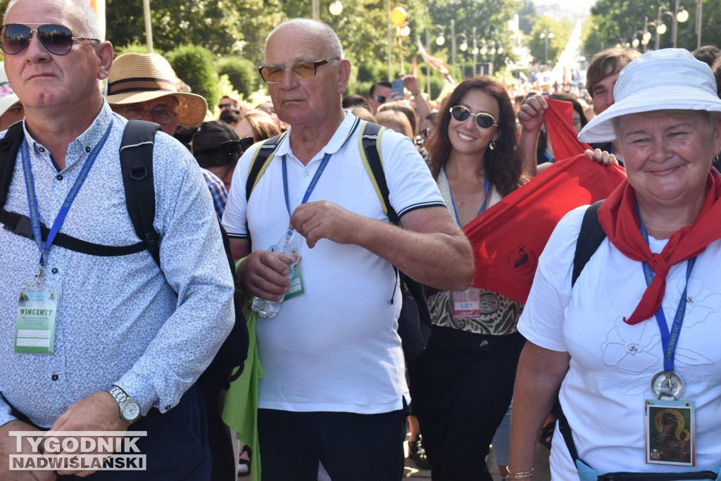 Wejście pielgrzymki na Jasną Górę