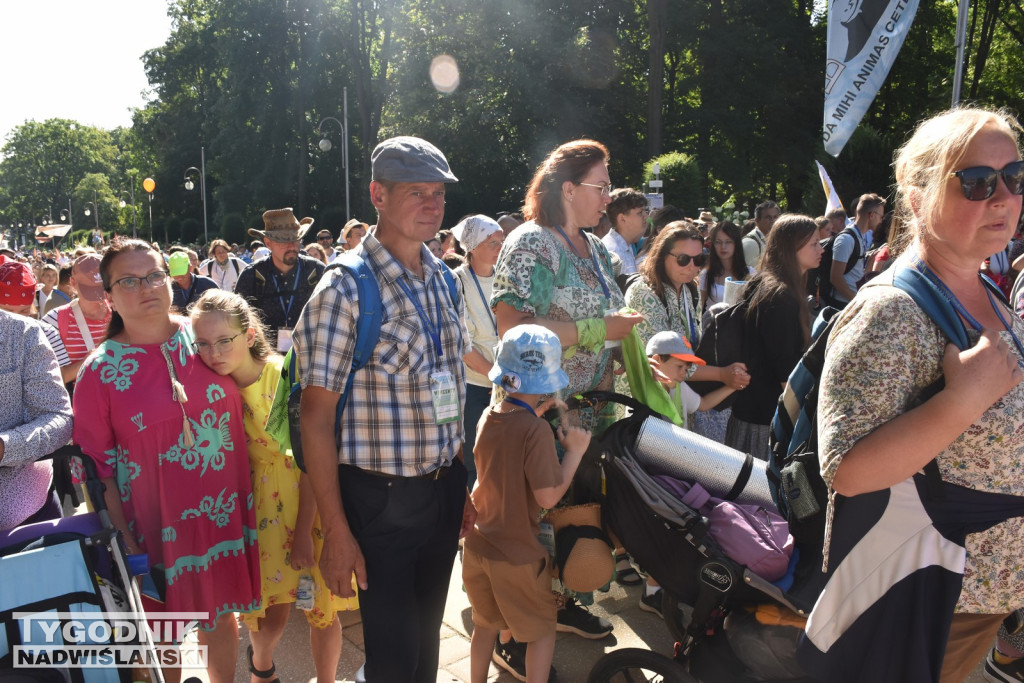 Wejście pielgrzymki na Jasną Górę