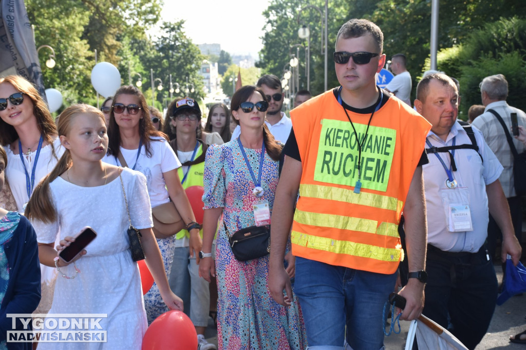 Wejście pielgrzymki na Jasną Górę