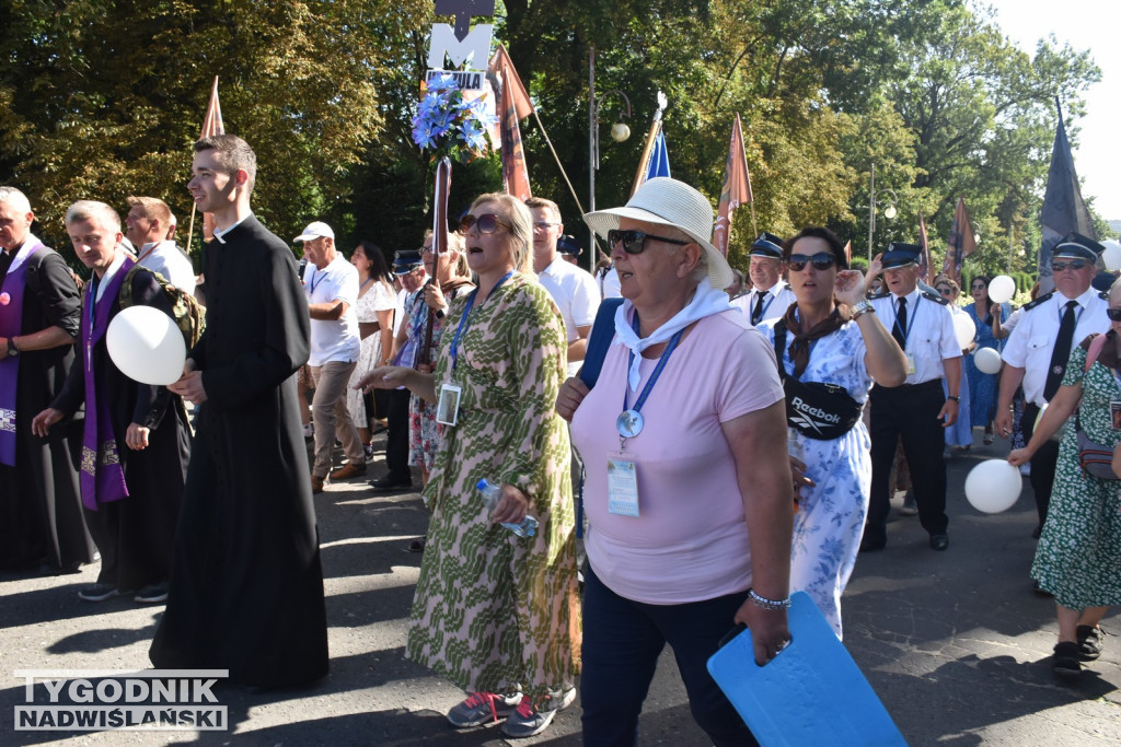 Wejście pielgrzymki na Jasną Górę