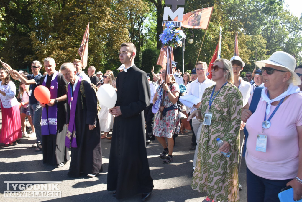 Wejście pielgrzymki na Jasną Górę