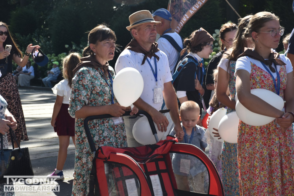 Wejście pielgrzymki na Jasną Górę