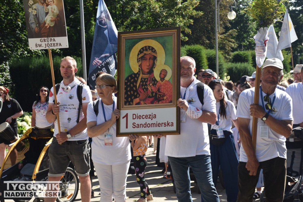 Wejście pielgrzymki na Jasną Górę