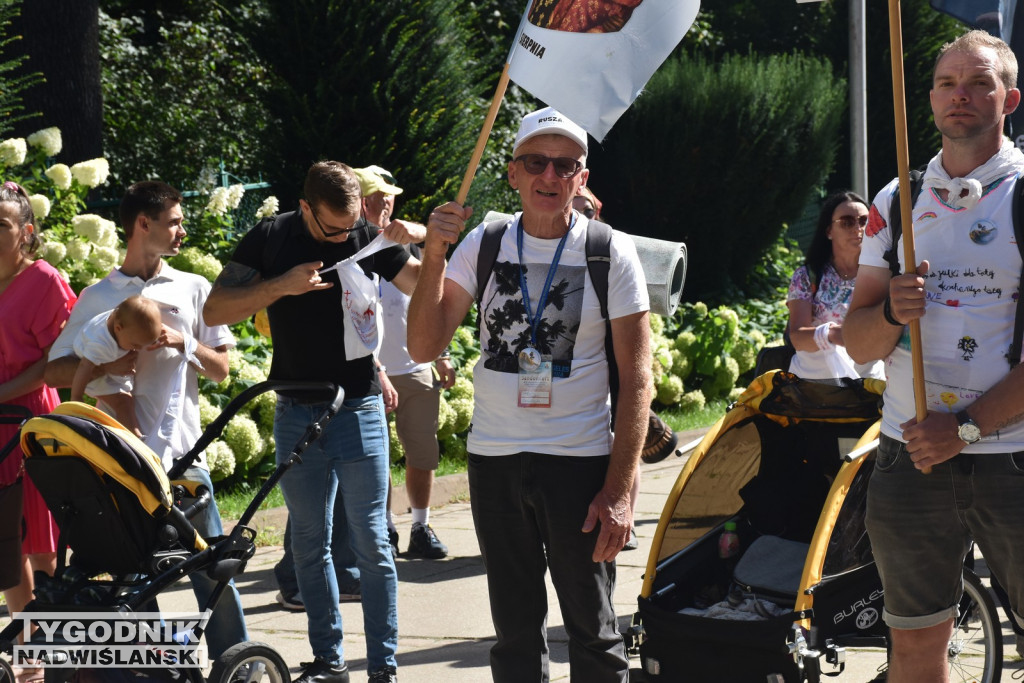 Wejście pielgrzymki na Jasną Górę
