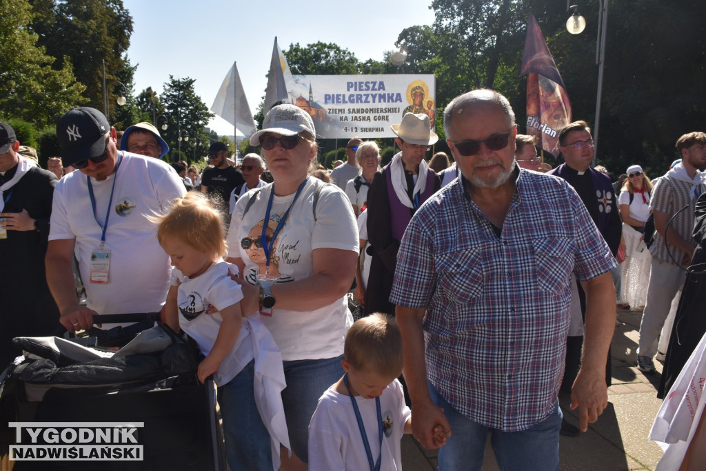 Wejście pielgrzymki na Jasną Górę