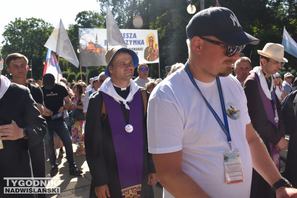 Wejście pielgrzymki na Jasną Górę