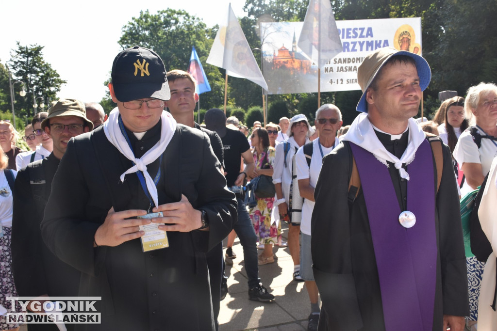 Wejście pielgrzymki na Jasną Górę
