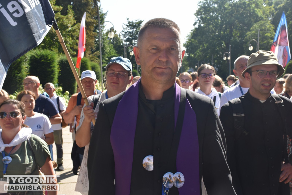 Wejście pielgrzymki na Jasną Górę