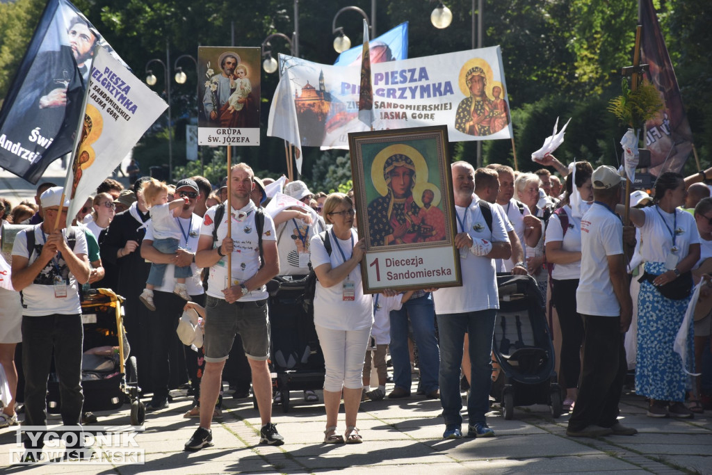 Wejście pielgrzymki na Jasną Górę