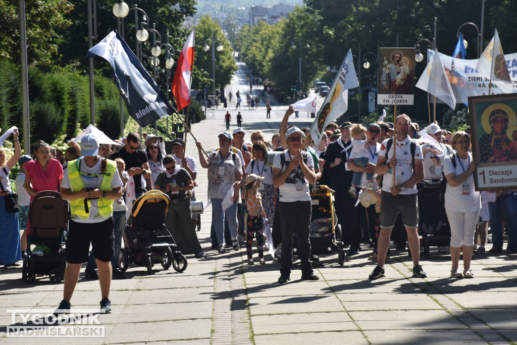 Wejście pielgrzymki na Jasną Górę