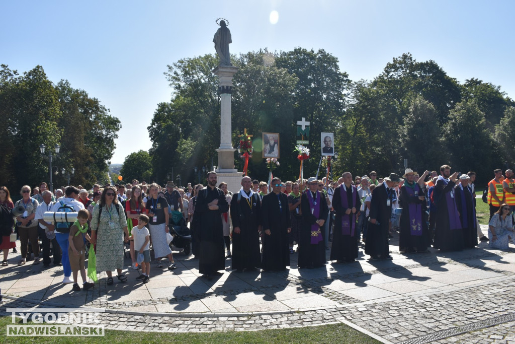 Wejście pielgrzymki na Jasną Górę