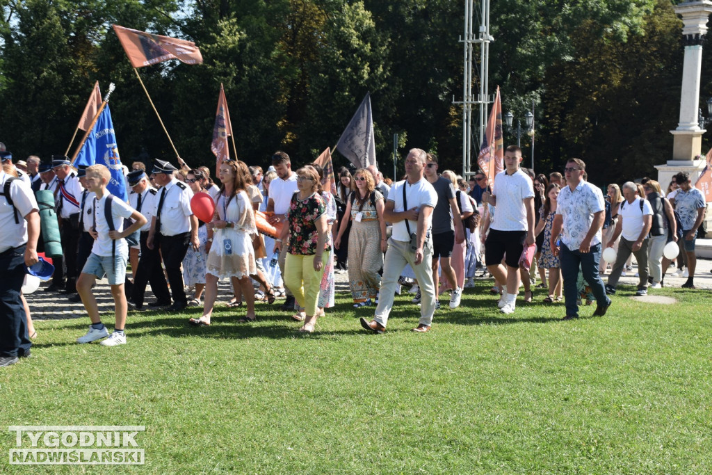Wejście pielgrzymki na Jasną Górę
