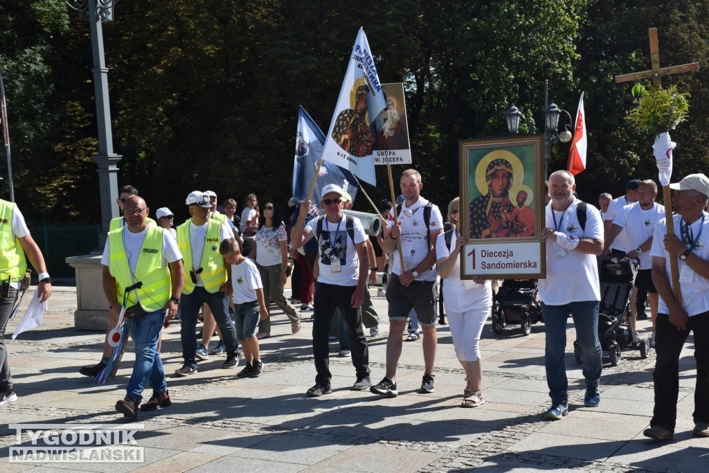 Wejście pielgrzymki na Jasną Górę