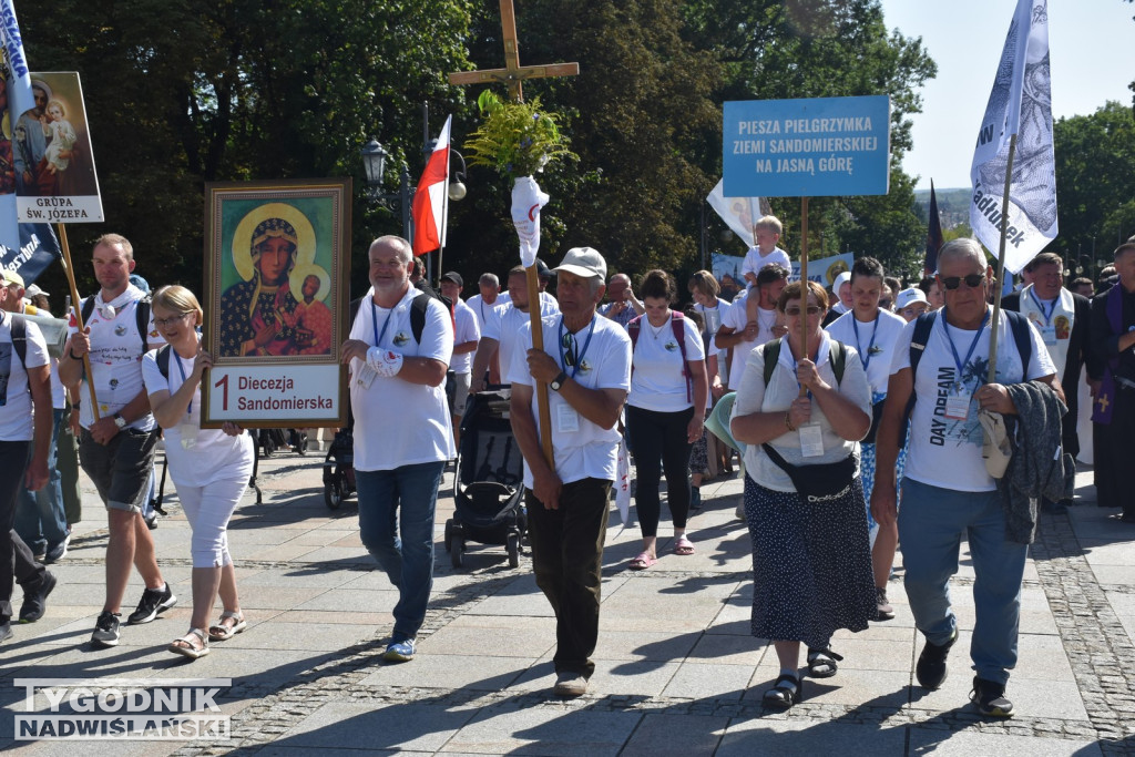 Wejście pielgrzymki na Jasną Górę