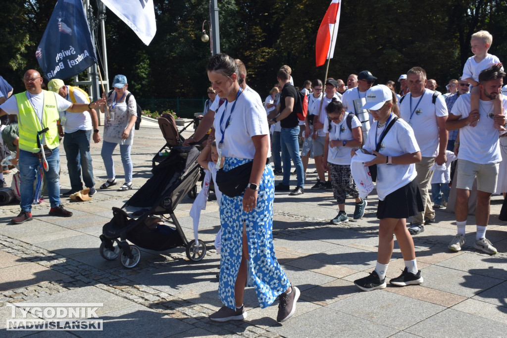 Wejście pielgrzymki na Jasną Górę