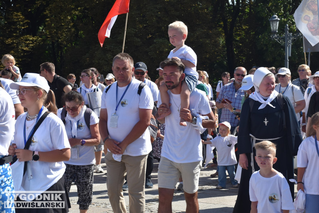 Wejście pielgrzymki na Jasną Górę