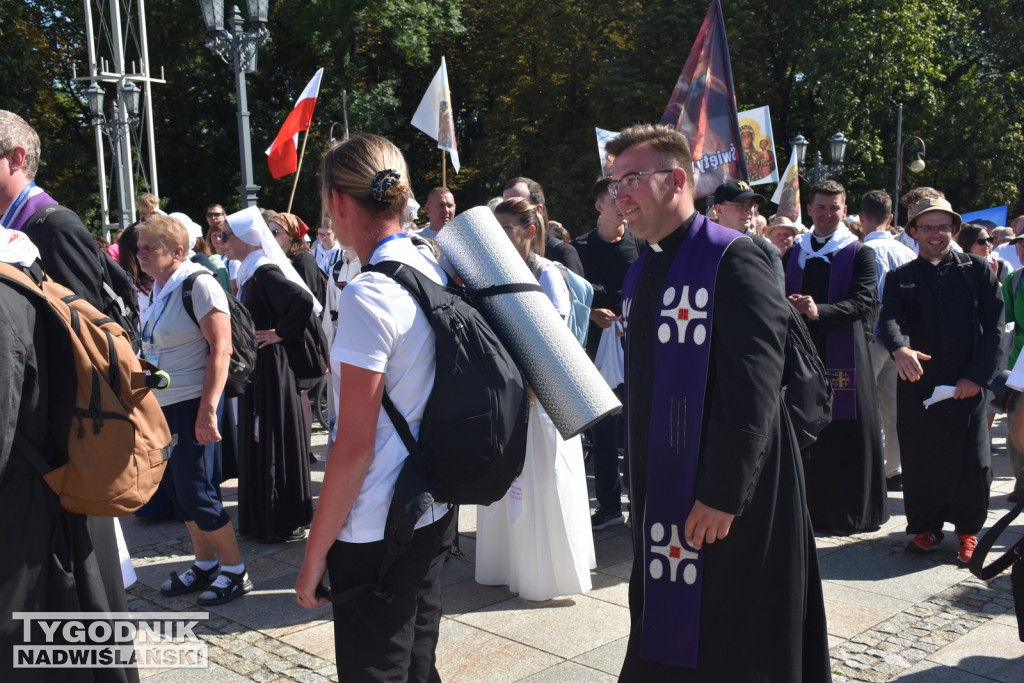 Wejście pielgrzymki na Jasną Górę