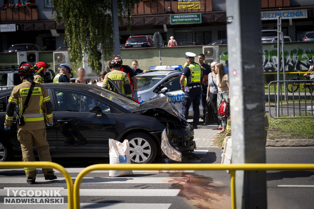 Wypadek naprzejściu dla pieszych. Do szpitala trafiła kobieta i jej 8-letni syn