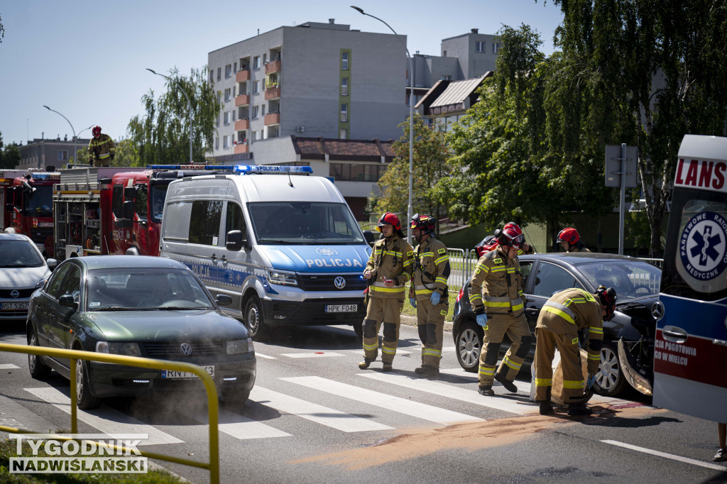 Wypadek naprzejściu dla pieszych. Do szpitala trafiła kobieta i jej 8-letni syn