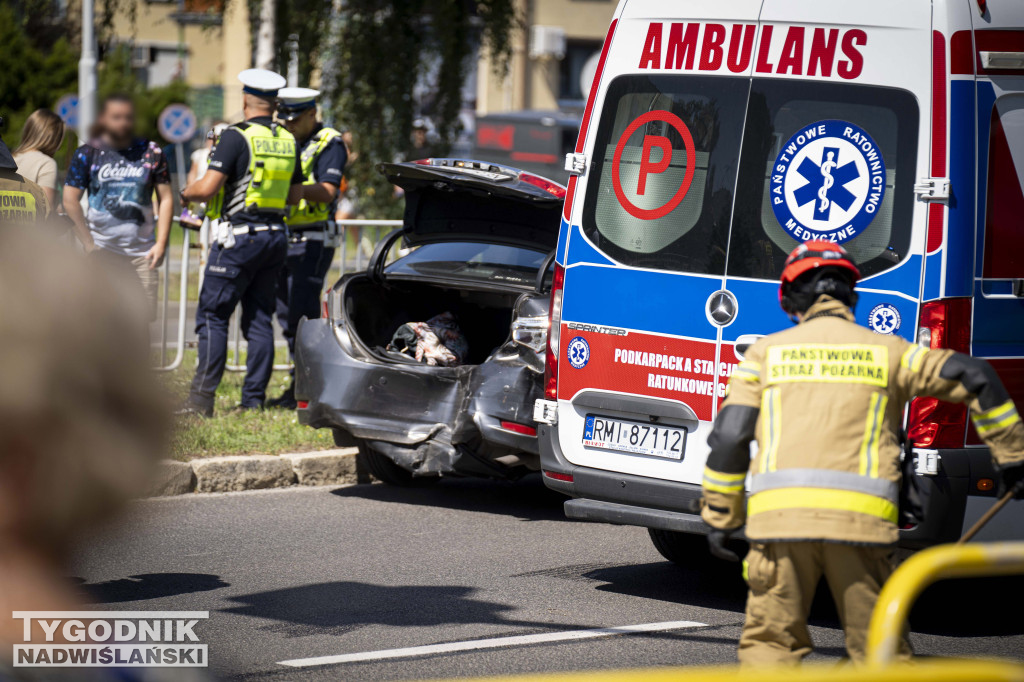 Wypadek naprzejściu dla pieszych. Do szpitala trafiła kobieta i jej 8-letni syn