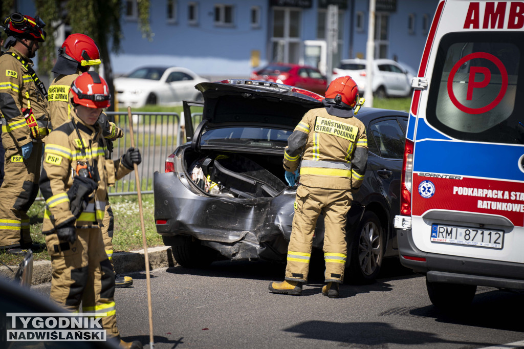 Wypadek naprzejściu dla pieszych. Do szpitala trafiła kobieta i jej 8-letni syn