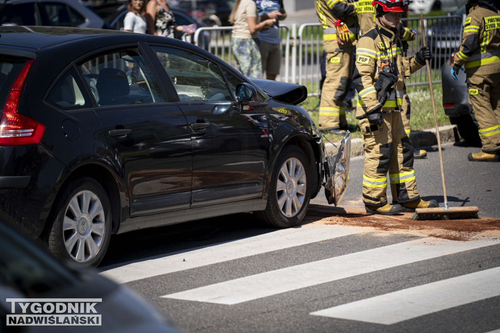 Wypadek naprzejściu dla pieszych. Do szpitala trafiła kobieta i jej 8-letni syn