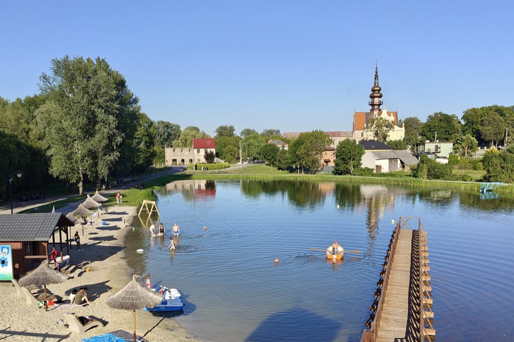 Huśtawka w wodzie nad zalewem w Koprzywnicy