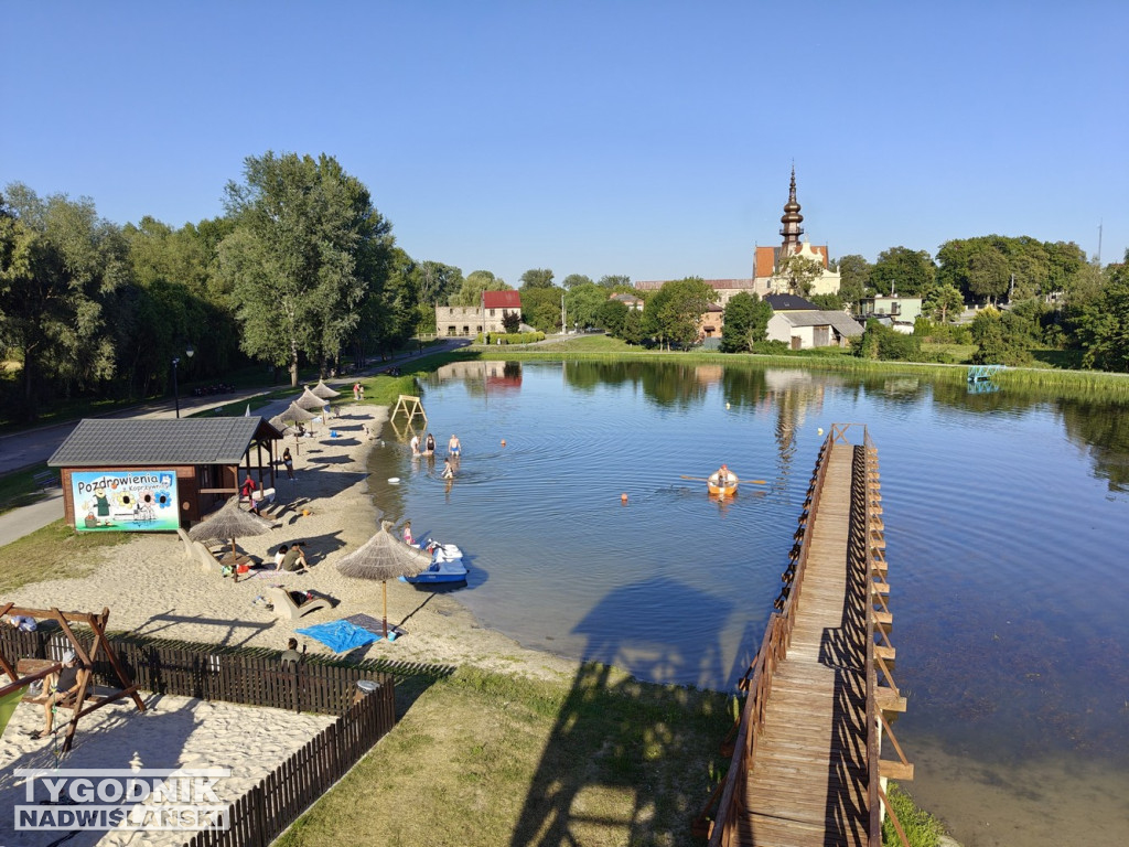 Huśtawka w wodzie nad zalewem w Koprzywnicy
