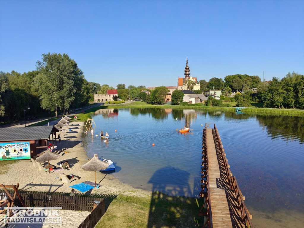 Huśtawka w wodzie nad zalewem w Koprzywnicy