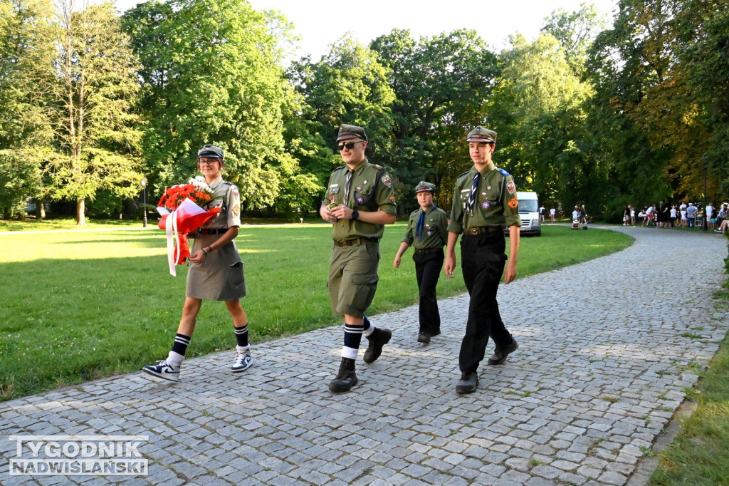 Uroczystośc pod tablicą Ochotników Dzikowskich z 1920 roku