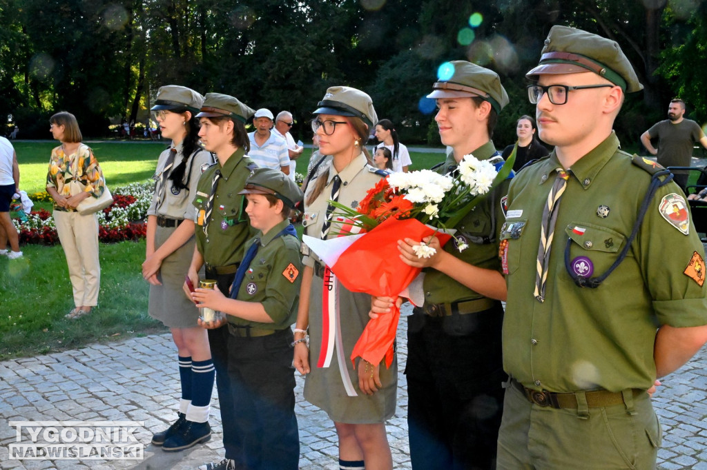 Uroczystośc pod tablicą Ochotników Dzikowskich z 1920 roku